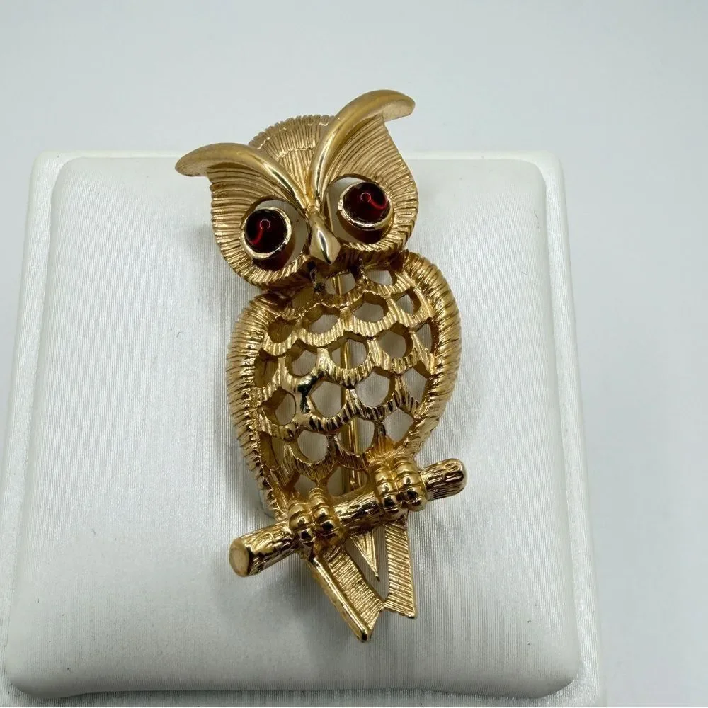 Vintage‎ AVON gold tone Owl brooch/pin with red glass cabochon eyes!